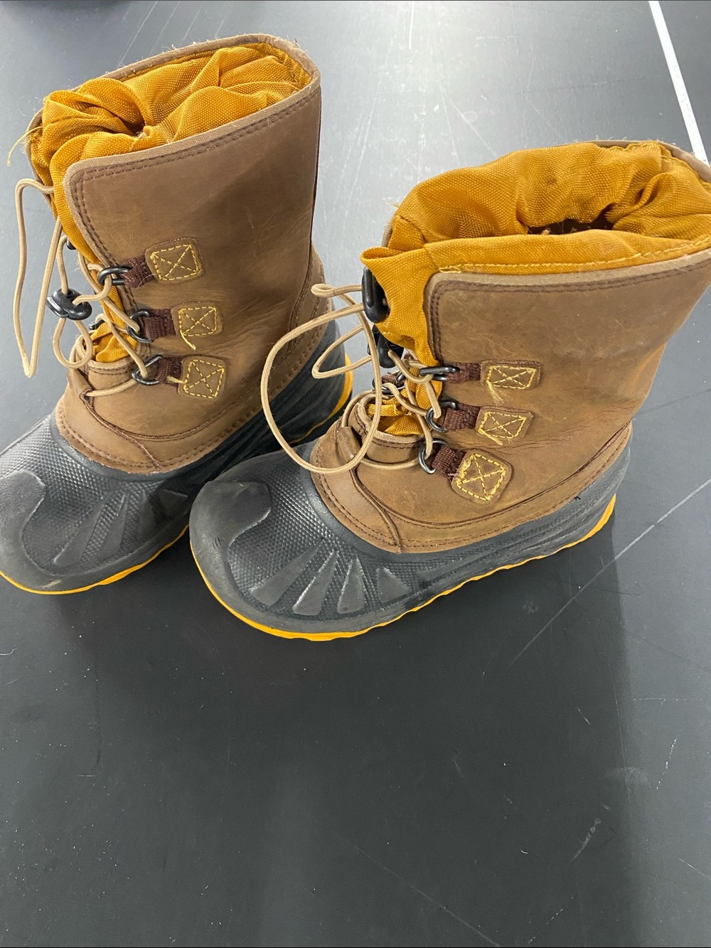 Kids UGG snow boots size 13
